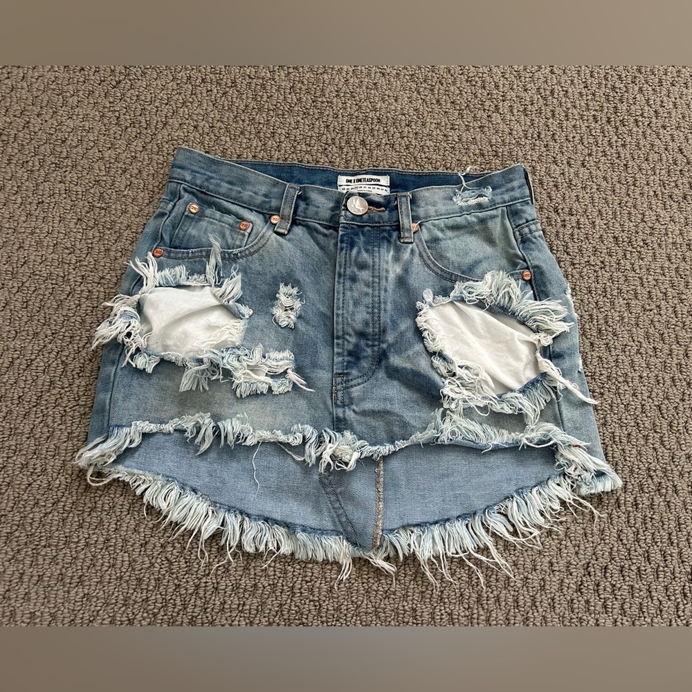 One By One Teaspoon Junkyard Skirt
Distressed
Button Fly
Denim
Mini
Size 25